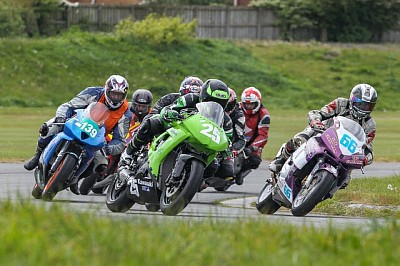 Mike #139  getting in the mix during the supertwin / Steel frame race